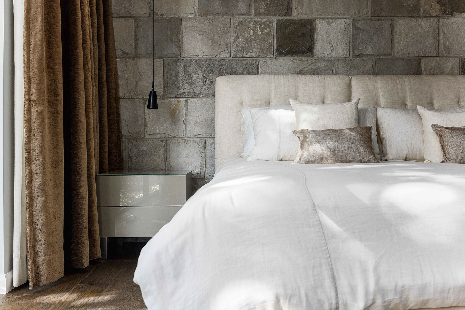 Chambre principale avec lumière naturelle dans une propriété à Laval – photographie immobilière