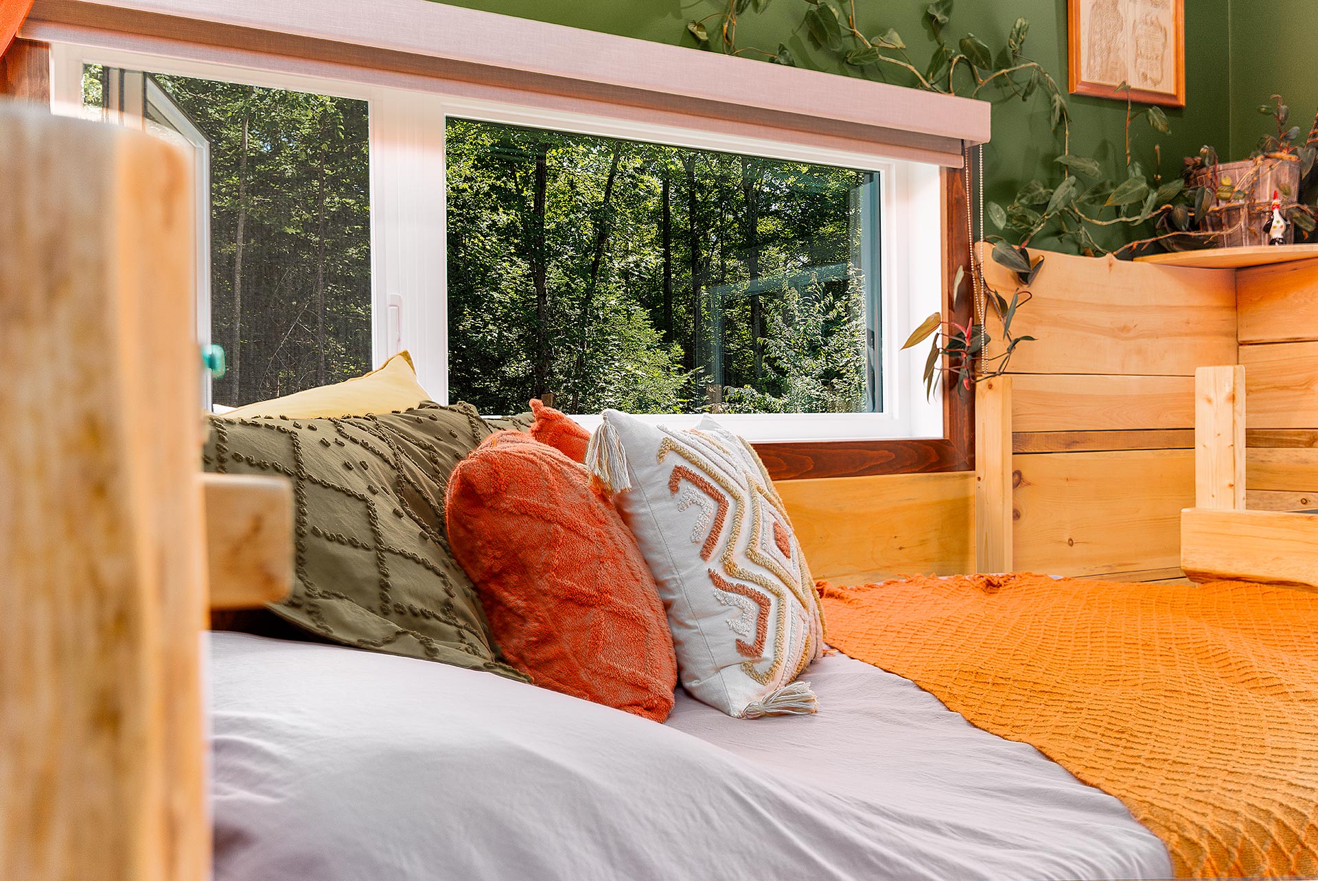 Chambre principale avec vue sur la forêt dans les Laurentides – photographie immobilière