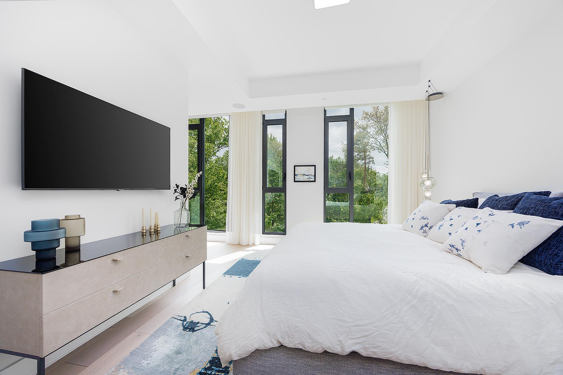 Chambre principale avec vue sur un terrain de golf – photographie immobilière