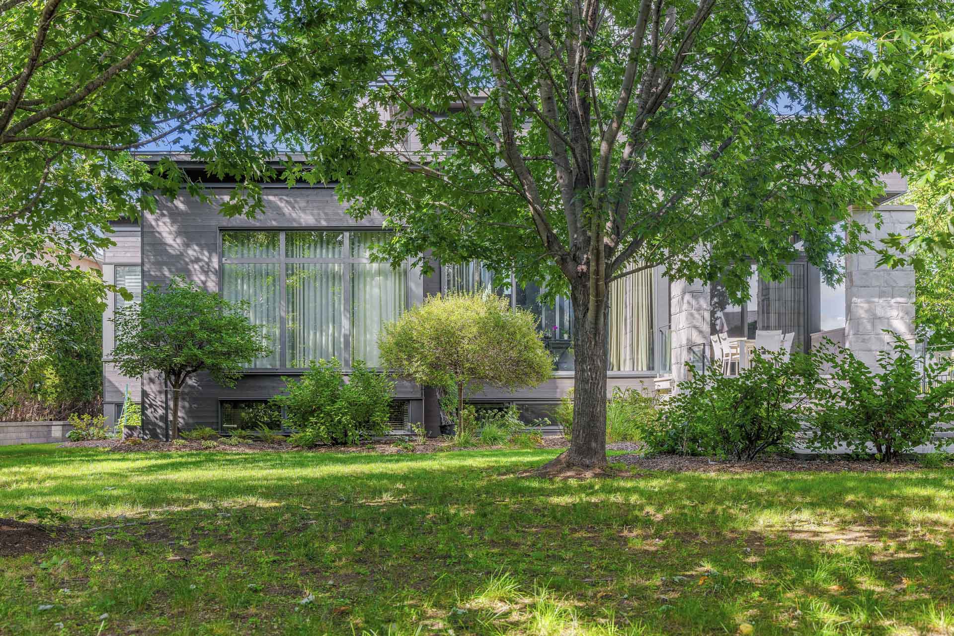Cour arrière spacieuse d'une maison à Laval – photographie immobilière extérieure