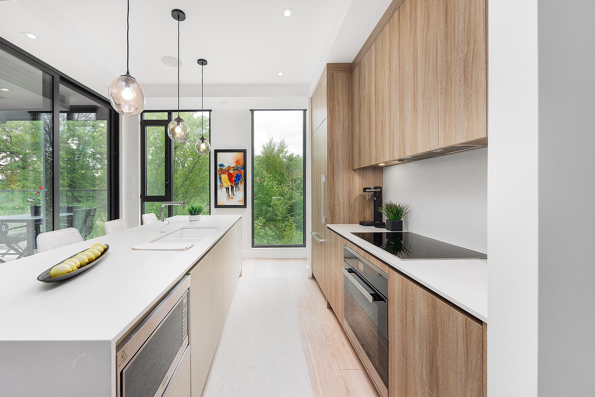 Cuisine à aire ouverte d'un condo de luxe à Montréal – photographie immobilière