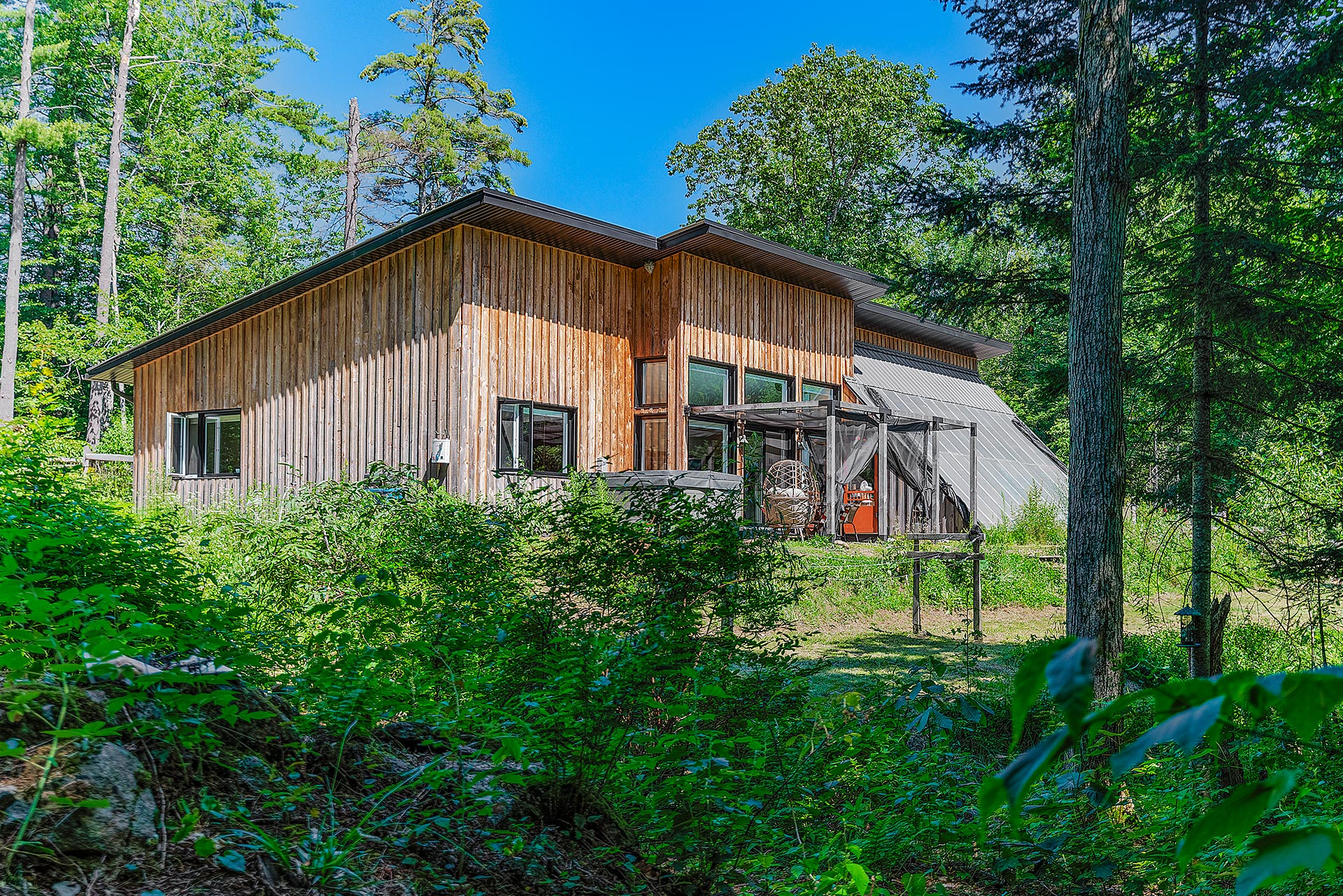 Vue extérieure hivernale d'un chalet dans les Laurentides – photographie immobilière