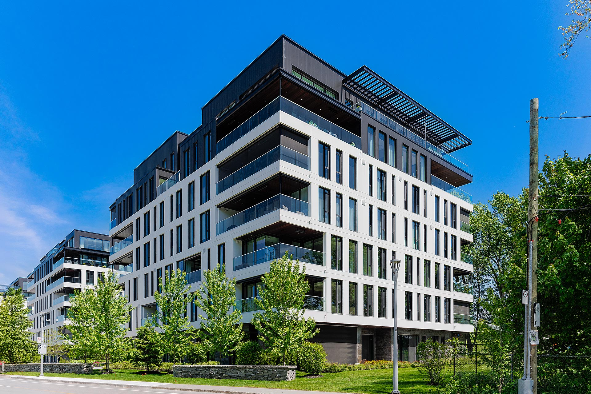 Extérieur d'un complexe de condos de luxe à Montréal – photographie immobilière