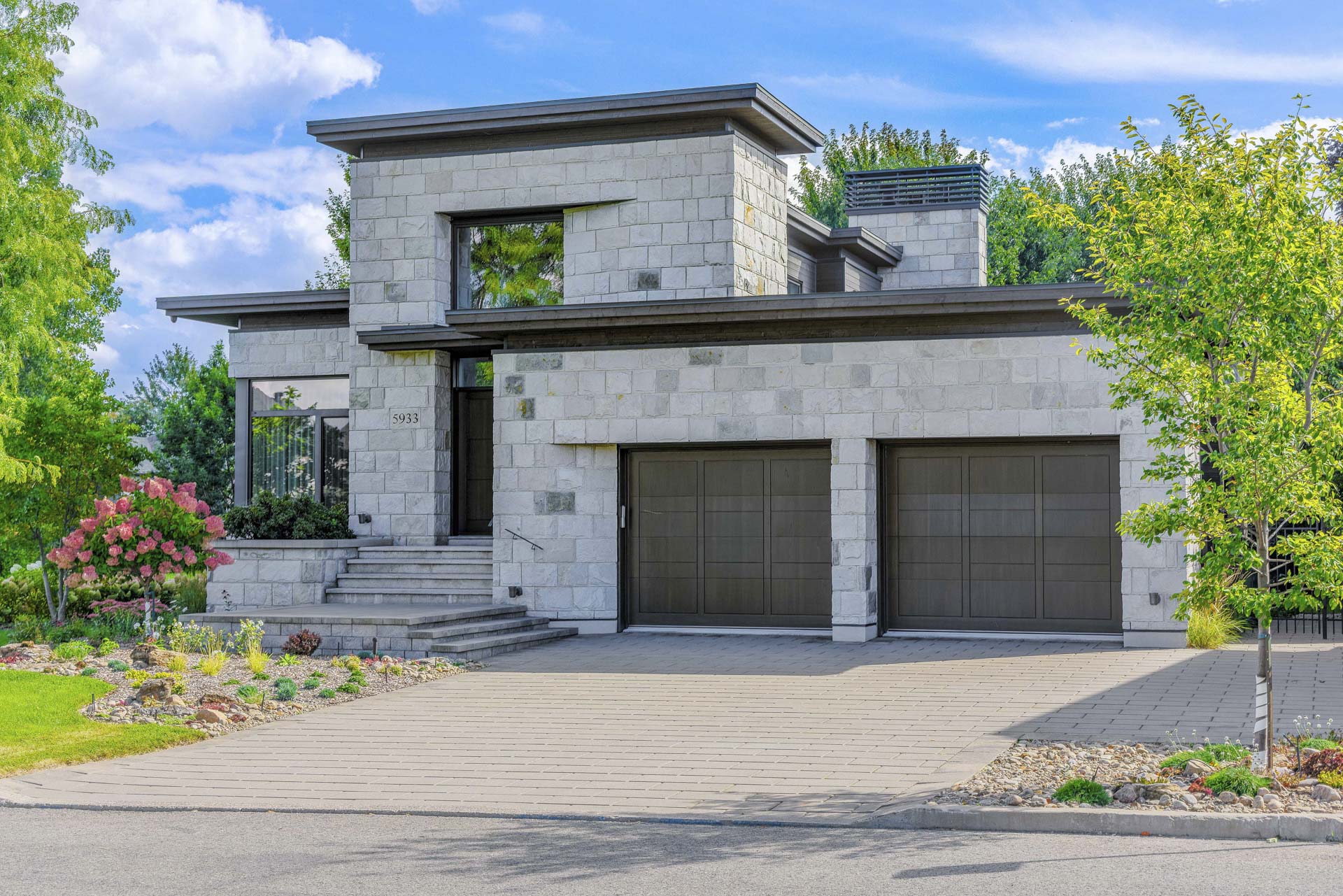 Vue extérieure d'une maison familiale moderne à Laval – photographie immobilière