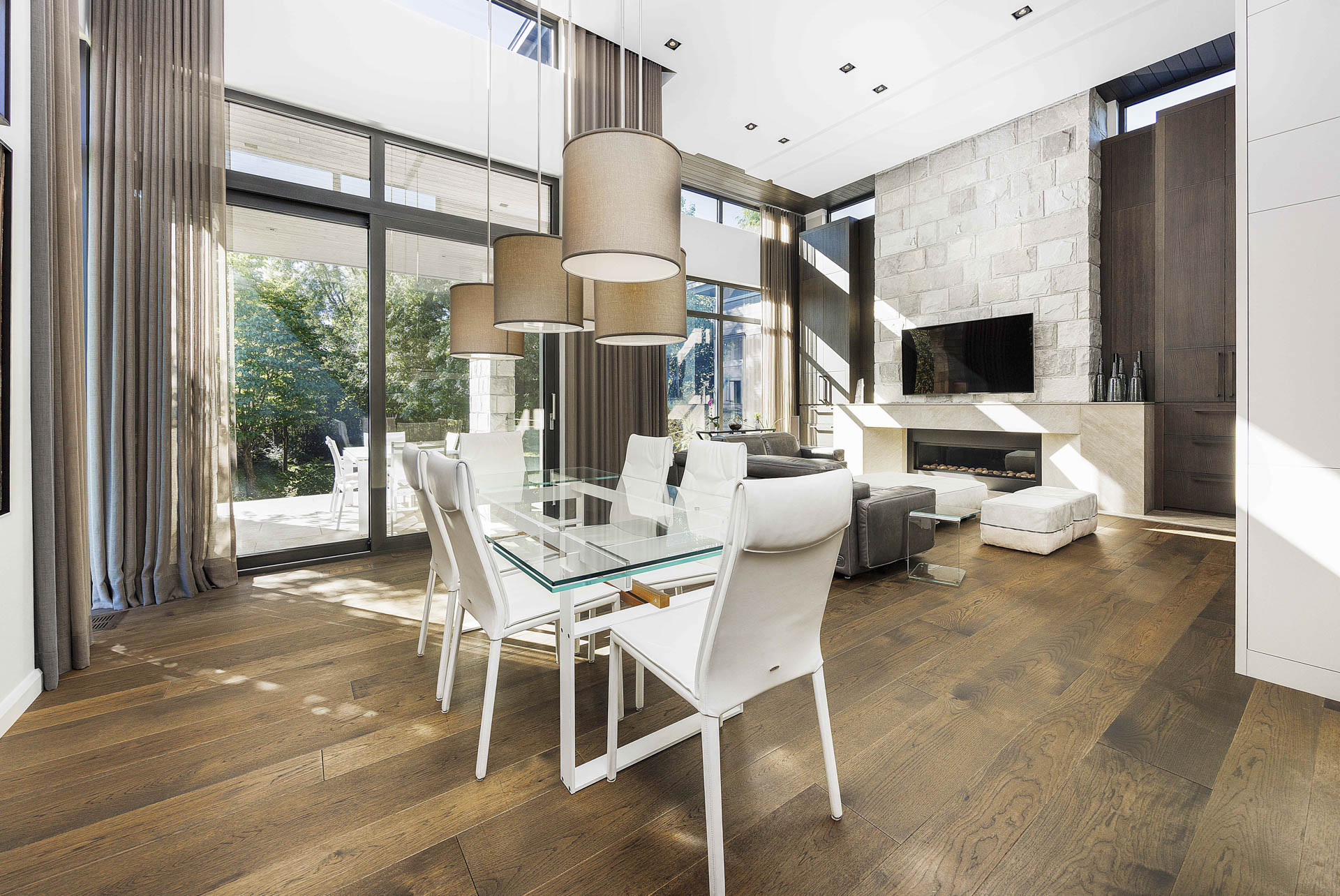 Salle à manger lumineuse avec lumière naturelle – photographie immobilière à Laval