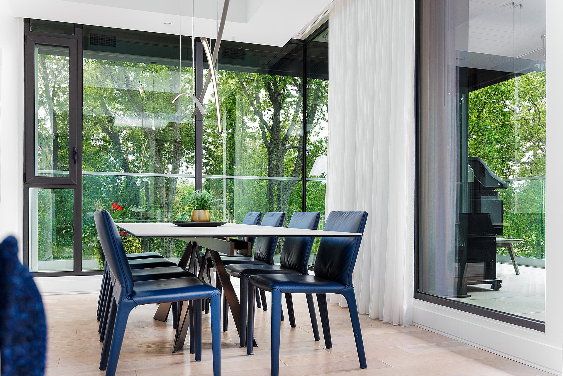 Salle à manger lumineuse avec éclairage naturel – photographie immobilière professionnelle