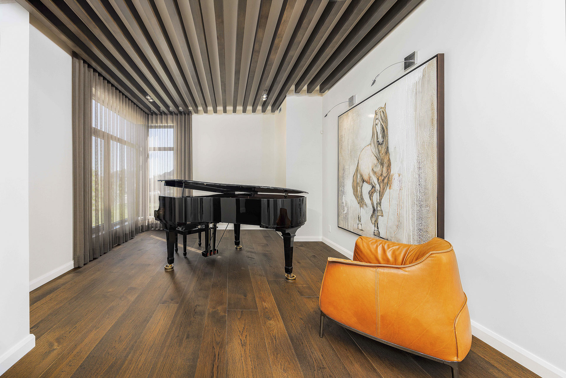 Salle de piano élégante dans une maison à Laval – photographie immobilière
