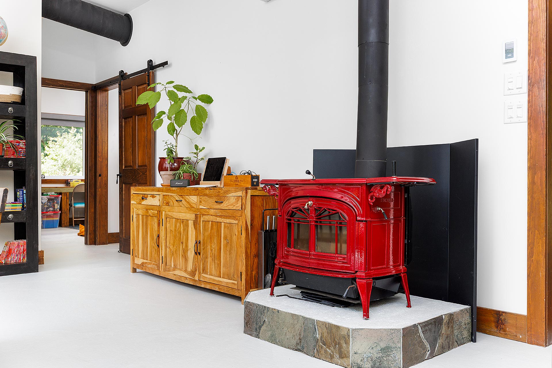 Salon chaleureux avec foyer dans un chalet des Laurentides – photographie immobilière