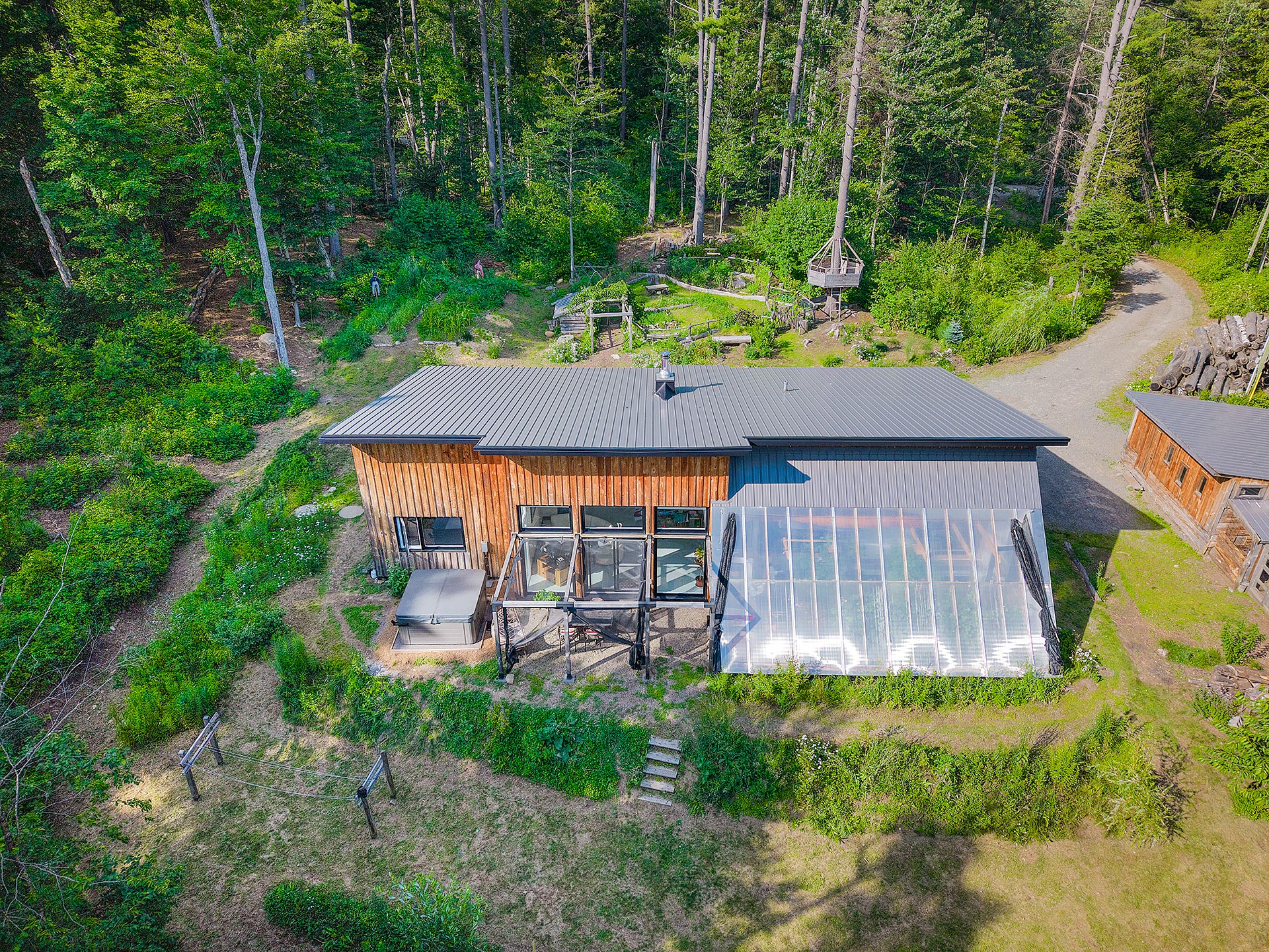 Vue aérienne par drone d'un chalet de luxe dans les Laurentides – photographie immobilière