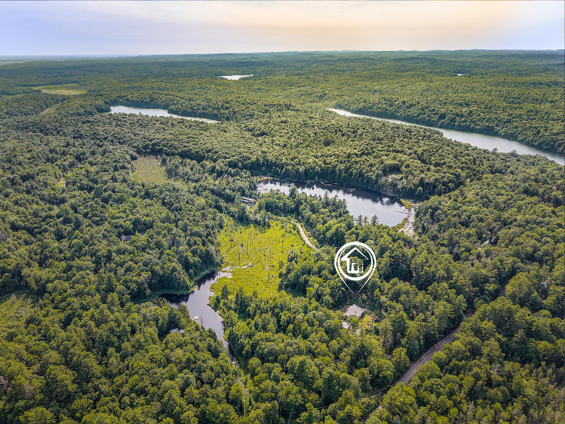 Vue aérienne par drone montrant la propriété et son environnement naturel dans les Laurentides