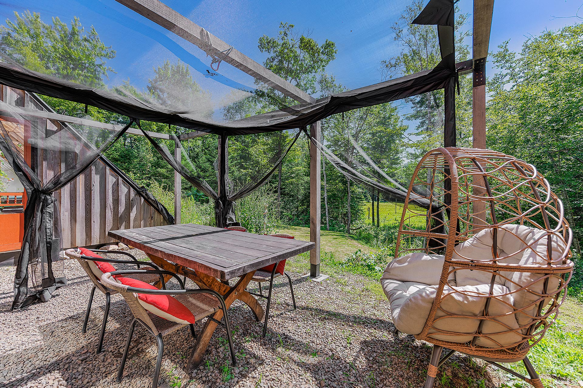 Vue extérieure d'un chalet dans les Laurentides – photographie immobilière professionnelle